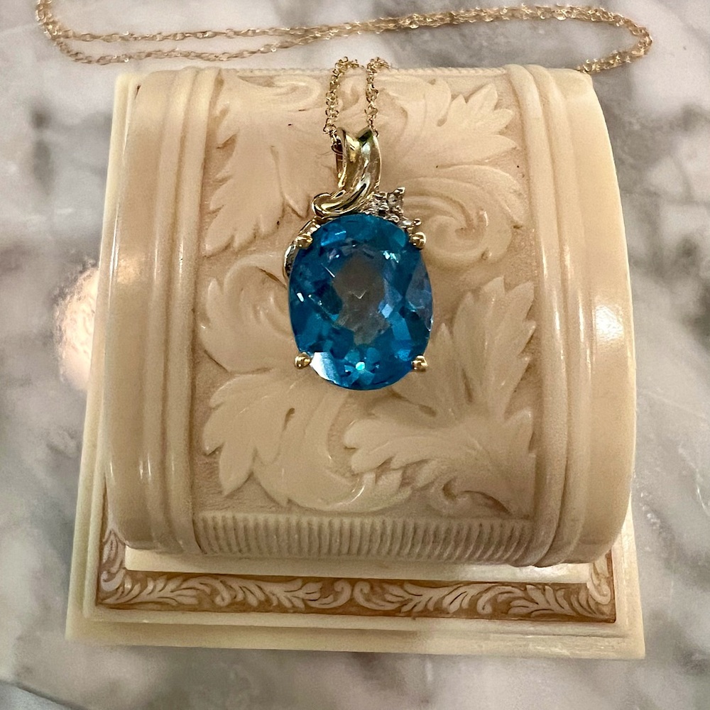 Vintage Solid 10K Gold Swiss Blue Topaz & Diamond Pendant on 18 inch 10K Chain - Picture 7 of 17